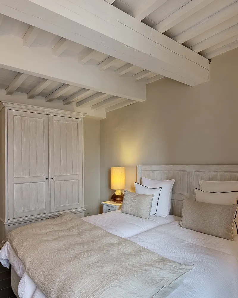 A bedroom under the beams