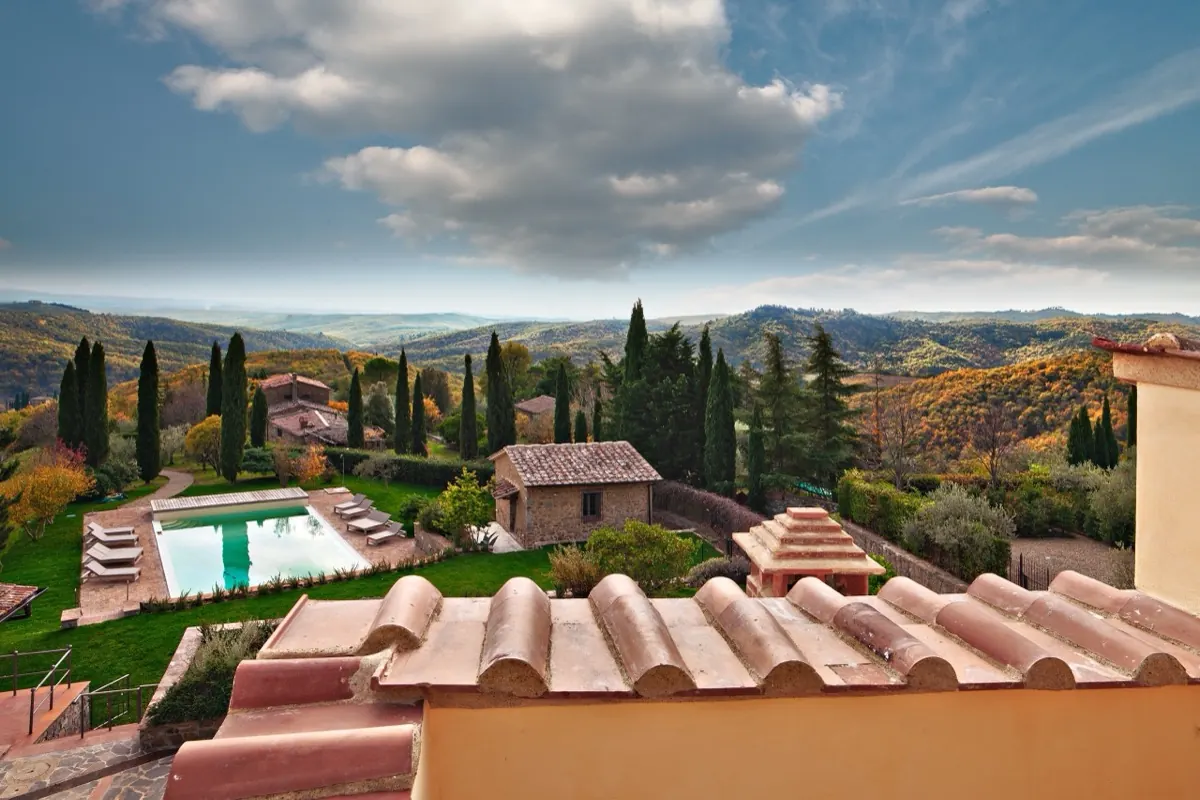 La maison et la piscine vues d’en haut