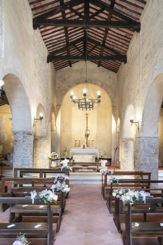 Die Kirche, für eine Hochzeit geschmückt