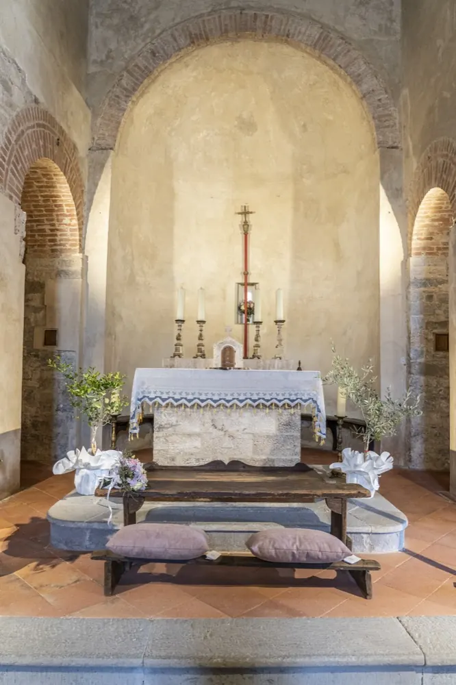 Der Altar, für die Trauung hergerichtet