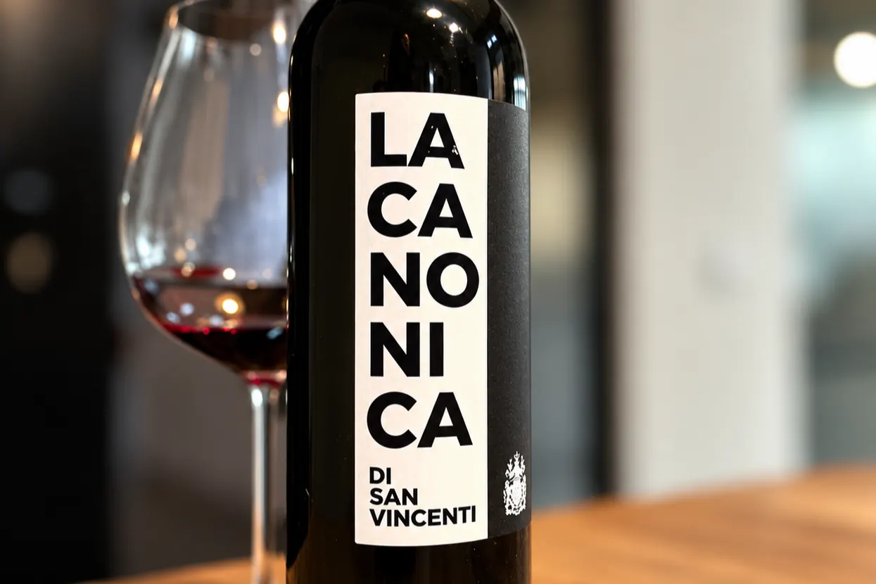 A bottle of La Canonica di San Vincenti beside a filled glass
